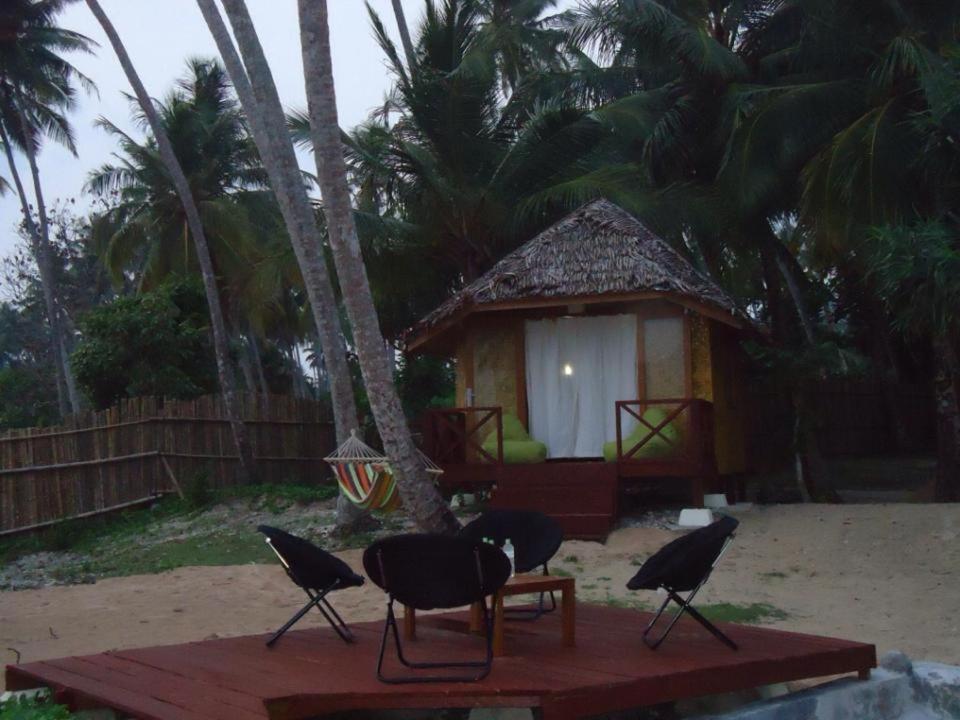 Simeulue Surflodges Lasikin Eksteriør bilde